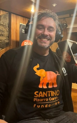 Foto de Carl Felgueras en entrevista a radio RVL.